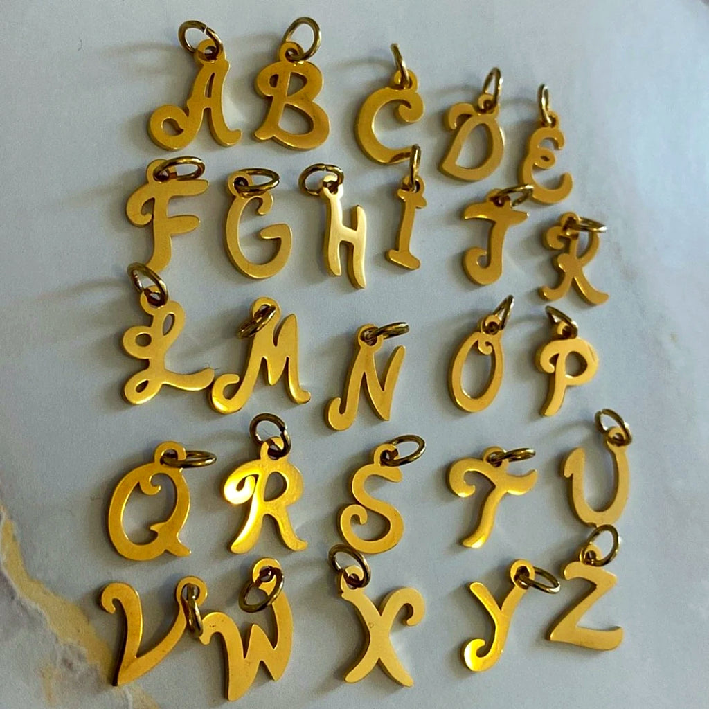 Charm letter V: yellow-gold plated